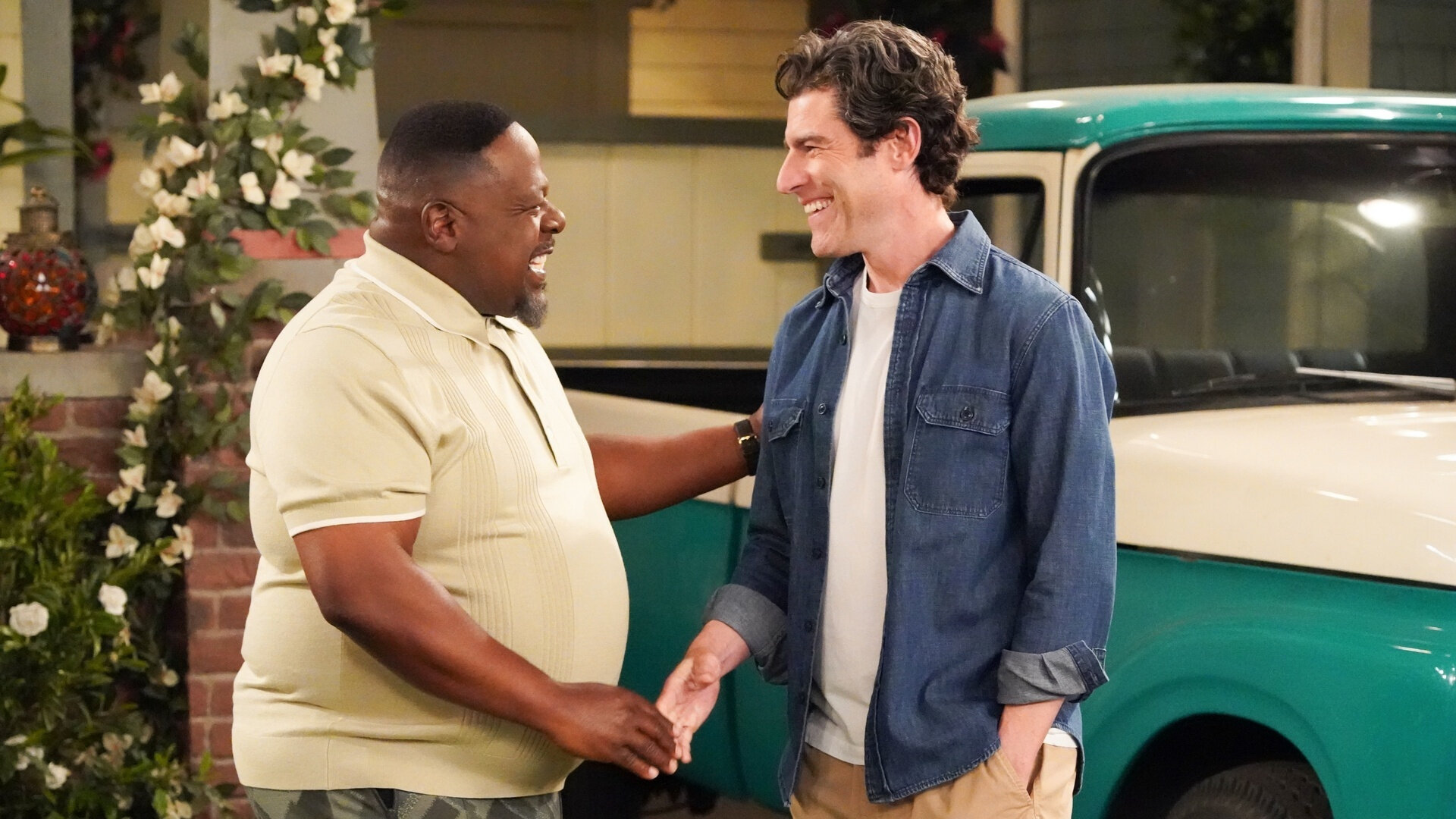 The Neighborhood S8E19 Welcome to Kalamazoo?