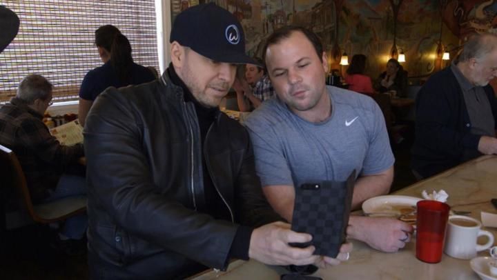 Wahlburgers S8E6 Wahl Around the World